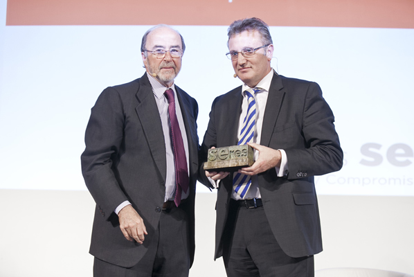 Juan Arena entrega el Premio a Ricardo Oteros
