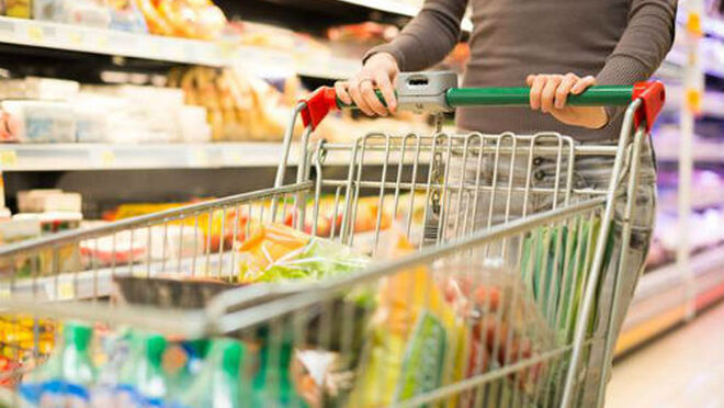 El picoteo y los productos saludables entre los productos de las nuevas cestas de la compra